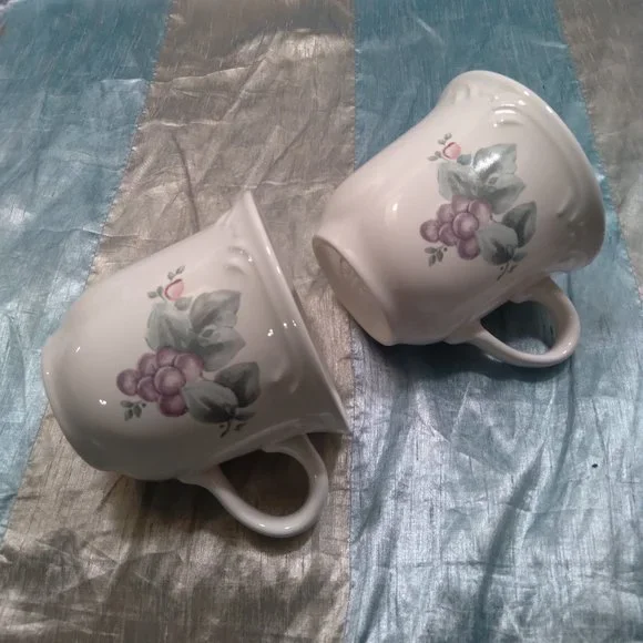 2 Pfaltzgraff Grapevine Coffee Mugs - Picture 1 of 5